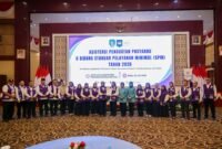 Pembina Kesekretariatan Posyandu Pusat Yane Adrian Bima Arya bersama Pembina Posyandu Provinsi Kepulauan Riau Dewi Kumalasari dalam kegiatan Asistensi Penguatan Posyandu Enam Bidang Standar Pelayanan Minimal (SPM) Tahun 2026 di Aula Wan Seri Beni, Dompak, Rabu (22/7/2026). Foto: Diskominfo Kepri