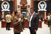 Wamenkomdigi Nezar Patria berbicang-incang dengan Anggota Komisi I DPR RI usai rapat tertutup di gedung DP RI, Jakarta. (Foto: Adit/KPM Kemkomdigi)