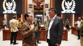 Wamenkomdigi Nezar Patria berbicang-incang dengan Anggota Komisi I DPR RI usai rapat tertutup di gedung DP RI, Jakarta. (Foto: Adit/KPM Kemkomdigi)