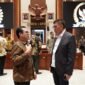 Wamenkomdigi Nezar Patria berbicang-incang dengan Anggota Komisi I DPR RI usai rapat tertutup di gedung DP RI, Jakarta. (Foto: Adit/KPM Kemkomdigi)