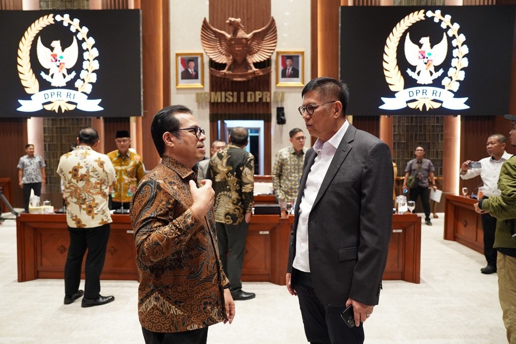 Wamenkomdigi Nezar Patria berbicang-incang dengan Anggota Komisi I DPR RI usai rapat tertutup di gedung DP RI, Jakarta. (Foto: Adit/KPM Kemkomdigi)