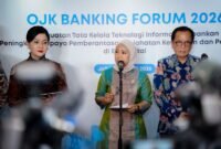 Menkomdigi, Meutya Hafid, bersama Ketua Dewan Komisioner OJK, Friderica Widyasari Dewi, saat memberikan keterangan pers di acara ojk banking forum 2026 di Jakarta. (Foto: Istimewa/dok. Kemkomdigi)