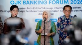 Menkomdigi, Meutya Hafid, bersama Ketua Dewan Komisioner OJK, Friderica Widyasari Dewi, saat memberikan keterangan pers di acara ojk banking forum 2026 di Jakarta. (Foto: Istimewa/dok. Kemkomdigi)