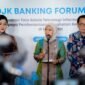 Menkomdigi, Meutya Hafid, bersama Ketua Dewan Komisioner OJK, Friderica Widyasari Dewi, saat memberikan keterangan pers di acara ojk banking forum 2026 di Jakarta. (Foto: Istimewa/dok. Kemkomdigi)