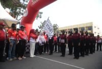 Ketua TP PKK Provinsi Kepri, Dewi Kumalasari Ansar melepas peserta Gerak Jalan Proklamasi 2026 kategori 17 Km di Terminal Sei Carang, Tanjungpinang, Minggu (23/8/2026). (Dilan)