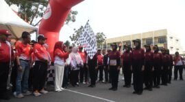Ketua TP PKK Provinsi Kepri, Dewi Kumalasari Ansar melepas peserta Gerak Jalan Proklamasi 2026 kategori 17 Km di Terminal Sei Carang, Tanjungpinang, Minggu (23/8/2026). (Dilan)