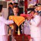 Wakil Gubernur Kepri, Nyanyang Haris Pratamura mencium bendera merah putih yang diserahkan Nurjihan Dwi Hanifah, Paskibraka yang bertugas membawa baki pada Upacara Penurunan Bendera Peringatan HUT ke-81 di Gedung Daerah, Tanjungpinang, Senin (17/8/2026). Foto: Diskominfo Kepri