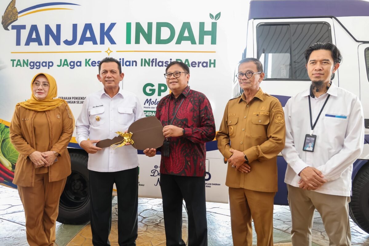 Gubernur Kepulauan Riau Ansar Ahmad menerima armada Tanggap Jaga Kestabilan Inflasi Daerah (Tanjak Indah) dari Kepala Perwakilan Bank Indonesia Kepri Rony Widijarto di Gedung Daerah, Tanjungpinang, Senin (3/8/2026). (Foto: Diskominfo Kepri