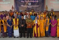 Wakil Gubernur Kepulauan Riau Nyanyang Haris Pratamura berfoto bersama pengurus dan jemaat Gereja Toraja Jemaat Batam Center di Gedung Sosialisasi Tongkonan, Batam dalam acara pengucapan syukur tahunan gereja tersebut, Sabtu (8/8/2026). (Ziqri)