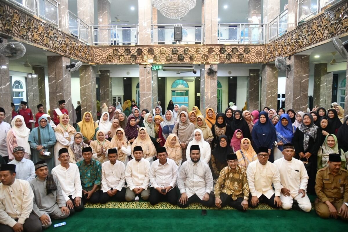 Foto bersama jamaah Masjid An-Nur Villa Pesona Asri, Kelurahan Belian. (Ade/BIRO ADPIM PEMPROV KEPRI)
