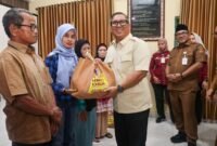 Wakil Gubernur Kepulauan Riau Nyanyang Haris Pratamura menyerahkan paket sembako kepada masyarakat Kota Tanjungpinang, Selasa (4/8/2026). Sebanyak 500 paket diserahkan secara simbolis bertempat di Kantor Camat Tanjungpinang Timur. Foto: Diskominfo Kepri
