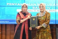 Kepala BPSDM Kepri, Any Lindawaty (kanan) menerima Sertifikat Akreditasi B untuk Pelatihan PKA dan PKP dari Lembaga Administrasi Negara (LAN) RI, Rabu (12/8/2026). (Sumber: LAN RI)