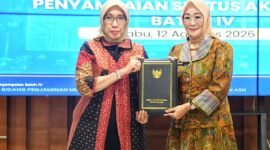 Kepala BPSDM Kepri, Any Lindawaty (kanan) menerima Sertifikat Akreditasi B untuk Pelatihan PKA dan PKP dari Lembaga Administrasi Negara (LAN) RI, Rabu (12/8/2026). (Sumber: LAN RI)