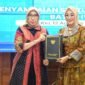 Kepala BPSDM Kepri, Any Lindawaty (kanan) menerima Sertifikat Akreditasi B untuk Pelatihan PKA dan PKP dari Lembaga Administrasi Negara (LAN) RI, Rabu (12/8/2026). (Sumber: LAN RI)