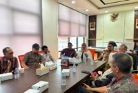 Kepala Bidang PLIP Dinas Komunikasi dan Informatika Provinsi Kepulauan Riau, Ummil Khalish (tengah) menutup sekaligus menyampaikan arahan pada penutupan Bimtek e-Monev KIP 2026 di Kantor Diskominfo Kepri, Kamis (30/7/2026). Foto: Bidang PLIP Diskominfo Kepri
