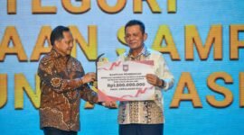 Gubernur Kepri Ansar Ahmad menerima plakat penghargaan Terbaik II Pengelolaan Sampah dan Lingkungan Asri Regional Sumatera dari Mendagri Muhammad Tito Karnavian di Hotel Radisson Batam, Rabu (12/8/2026). Foto: Humas Diskominfo Kepri