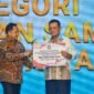 Gubernur Kepri Ansar Ahmad menerima plakat penghargaan Terbaik II Pengelolaan Sampah dan Lingkungan Asri Regional Sumatera dari Mendagri Muhammad Tito Karnavian di Hotel Radisson Batam, Rabu (12/8/2026). Foto: Humas Diskominfo Kepri