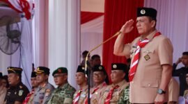 Gubernur Kepulauan Riau sekaligus Ketua Mabida Kwarda Kepri, Ansar Ahmad bertindak selaku inspektur Upacara Peringatan 65 Tahun Hari Pramuka di Gedung Daerah, Tanjungpinang, Jumat (14/8/2026). Foto: Humas Diskominfo Kepri