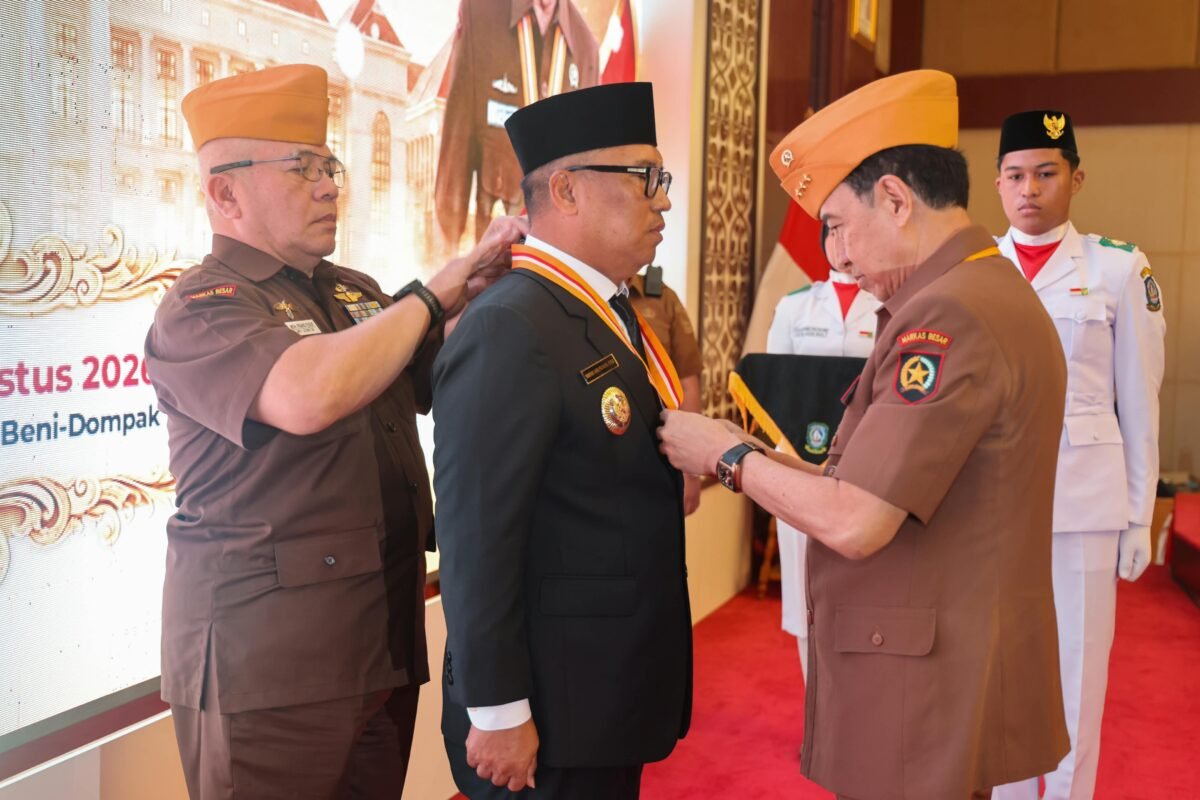 Wakil Gubernur Kepri, Nyanyang Haris Pratamura menerima Anugerah Bintang veteran RI yang disematkan oleh Sekjen DPP Legiun Veteran RI Laksamana Madya TNI (Purn) Djoko Sumaryono pada peringatan Hari Veteran Nasional tingkat Provinsi Kepri di Aula Wan Seri Beni, Dompak, Tanjungpinang. Foto: Diskominfo Kepri