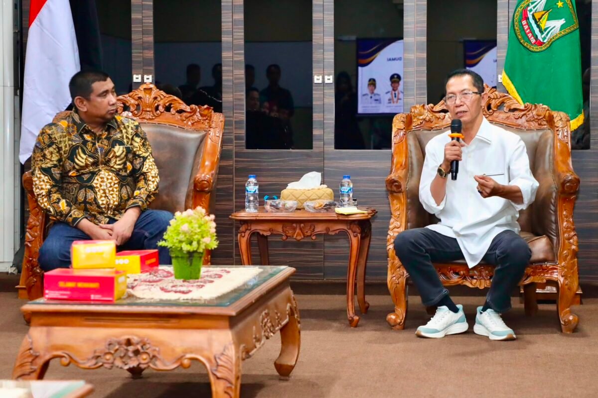 Wali Kota Batam, Amsakar Achmad, memaparkan sejumlah capaian Batam saat menerima kunjungan Komisi I DPRD Kota Dumai di Kantor Wali Kota Batam, Kamis (6/8/2026). Foto: Humas Diskominfo Batam