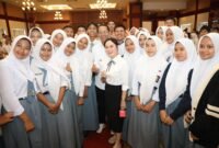 Wali Kota Batam, Amsakar Achmad dan Wakil Wali Kota Batam, Li Claudia Chandra, bersama sejumlah pelajar saat sosialisasi beasiswa perguruan tinggi, belum lama ini. Dok HUMAS DISKOMINFO BATAM