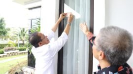 Wali Kota Batam, Amsakar Achmad, menempelkan stiker usai Sensus Ekonomi 2026 di kediamannya di Batamcentre, belum lama ini. Dok Humas Diskominfo Batam