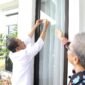 Wali Kota Batam, Amsakar Achmad, menempelkan stiker usai Sensus Ekonomi 2026 di kediamannya di Batamcentre, belum lama ini. Dok Humas Diskominfo Batam