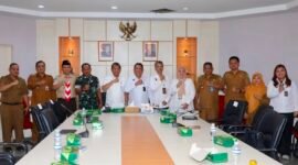 Sekda Batam, Firmansyah, menyampaikan pemaparan dalam Rapat Koordinasi Analisis Capaian Pemanfaatan IKD dalam Mendukung Perluasan Program Perlindungan Sosial di Provinsi Kepulauan Riau di Kantor Wali Kota Batam, Selasa (11/8/2026). Foto: Humas Diskominfo Batam
