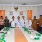 Sekda Batam, Firmansyah, menyampaikan pemaparan dalam Rapat Koordinasi Analisis Capaian Pemanfaatan IKD dalam Mendukung Perluasan Program Perlindungan Sosial di Provinsi Kepulauan Riau di Kantor Wali Kota Batam, Selasa (11/8/2026). Foto: Humas Diskominfo Batam