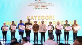 Wali Kota Batam, Amsakar Achmad, menerima penghargaan dalam Apresiasi Pemerintah Daerah Berprestasi Tahun 2026 di Hotel Radisson Batam, Rabu (12/8/2026) malam. Foto: Humas Diskominfo Batam
