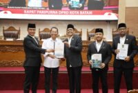 ali Kota Batam, Amsakar Achmad, menyerahkan Ranperda kepada pimpinan DPRD Batam saat Sidang Paripurna di Kantor DPRD Batam, Sabtu (15/8/2026).Foto: Humas Diskominfo Batam
