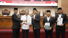 ali Kota Batam, Amsakar Achmad, menyerahkan Ranperda kepada pimpinan DPRD Batam saat Sidang Paripurna di Kantor DPRD Batam, Sabtu (15/8/2026).Foto: Humas Diskominfo Batam