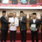 ali Kota Batam, Amsakar Achmad, menyerahkan Ranperda kepada pimpinan DPRD Batam saat Sidang Paripurna di Kantor DPRD Batam, Sabtu (15/8/2026).Foto: Humas Diskominfo Batam