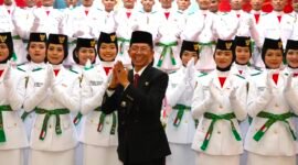 Wali Kota Batam, Amsakar Achmad, bersama Paskibraka Kota Batam 2026 usai dikukuhkan di Golden Prawn 933, Bengkong, Sabtu (15/8/2026) malam. Foto: Humas Diskominfo Batam