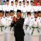 Wali Kota Batam, Amsakar Achmad, bersama Paskibraka Kota Batam 2026 usai dikukuhkan di Golden Prawn 933, Bengkong, Sabtu (15/8/2026) malam. Foto: Humas Diskominfo Batam