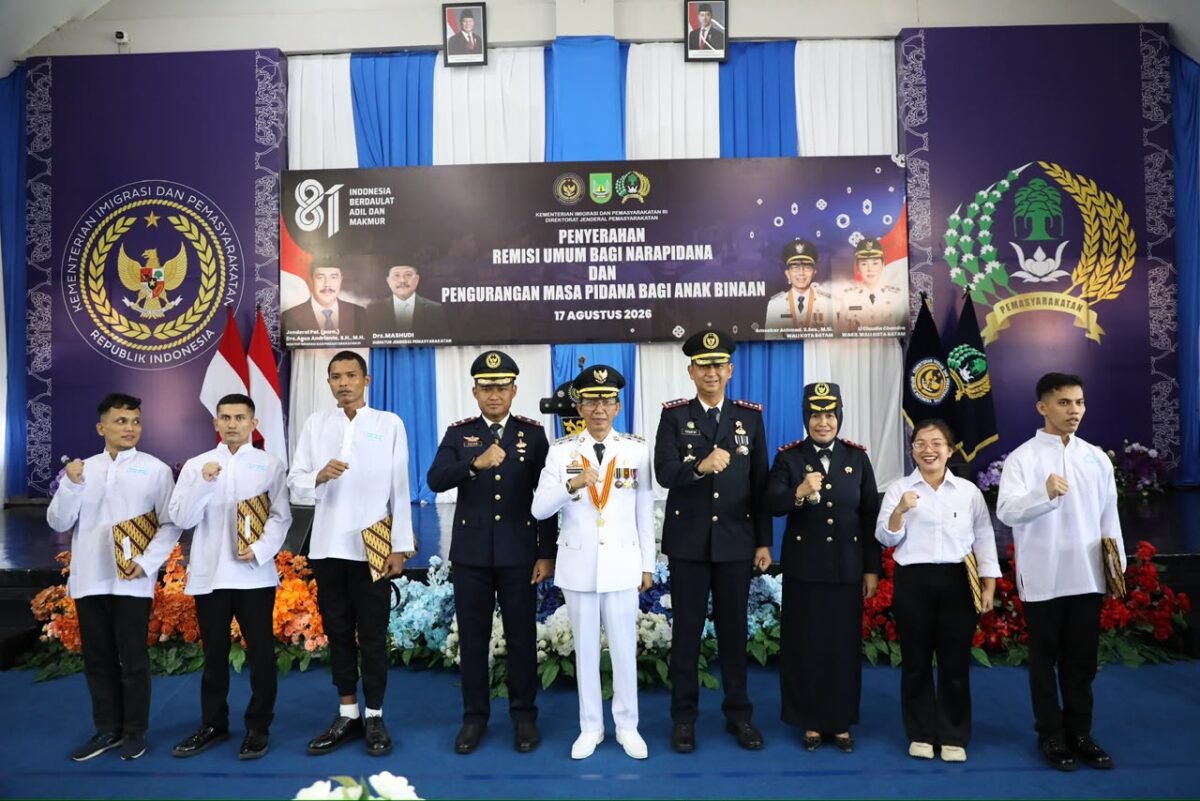 Wali Kota Batam, Amsakar Achmad, foto bersama dengan penerima remisi di Aula Lapas Kelas IIA Batam, Senin (17/8/2026).. Foto: Humas Diskominfo Batam