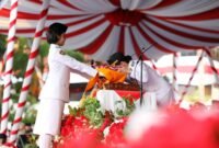 akil Wali Kota Batam, Li Claudia Chandra, mencium bendera Merah Putih saat upacara penurunan bendera dalam rangka HUT ke-81 RI di Dataran Engku Putri, Batam Center, Senin (17/8/2026).Foto: Humas Diskominfo Batam