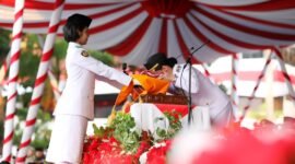 akil Wali Kota Batam, Li Claudia Chandra, mencium bendera Merah Putih saat upacara penurunan bendera dalam rangka HUT ke-81 RI di Dataran Engku Putri, Batam Center, Senin (17/8/2026).Foto: Humas Diskominfo Batam