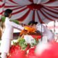 akil Wali Kota Batam, Li Claudia Chandra, mencium bendera Merah Putih saat upacara penurunan bendera dalam rangka HUT ke-81 RI di Dataran Engku Putri, Batam Center, Senin (17/8/2026).Foto: Humas Diskominfo Batam