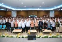Wali Kota Batam, Amsakar Achmad, foto bersama mahasiswa baru Politeknik Negeri Batam saat PKKMB di Auditorium Gedung Utama Politeknik Negeri Batam, Selasa (18/8/2026). Foto: Humas Diskominfo Batam