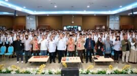 Wali Kota Batam, Amsakar Achmad, foto bersama mahasiswa baru Politeknik Negeri Batam saat PKKMB di Auditorium Gedung Utama Politeknik Negeri Batam, Selasa (18/8/2026). Foto: Humas Diskominfo Batam