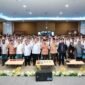 Wali Kota Batam, Amsakar Achmad, foto bersama mahasiswa baru Politeknik Negeri Batam saat PKKMB di Auditorium Gedung Utama Politeknik Negeri Batam, Selasa (18/8/2026). Foto: Humas Diskominfo Batam