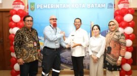Wali Kota Batam, Amsakar Achmad, bersama Wakil Wali Kota Batam, Li Claudia Chandra, menerima audiensi jajaran PT McDermott di Ruang Kerja Wali Kota Batam, Kamis (20/8/2026). Foto: Humas Diskominfo Batam
