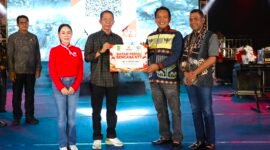 Wali Kota Batam, Amsakar Achmad, bersama Wakil Wali Kota Batam, Li Claudia Chandra, menyerahkan secara simbolis bantuan Batam Peduli Bencana NTT saat Semarak Kemerdekaan dalam rangka HUT ke-81 RI di Dataran Engku Putri, Batamcentre, Jumat (21/8/2026). Foto: Humas Diskominfo Batam