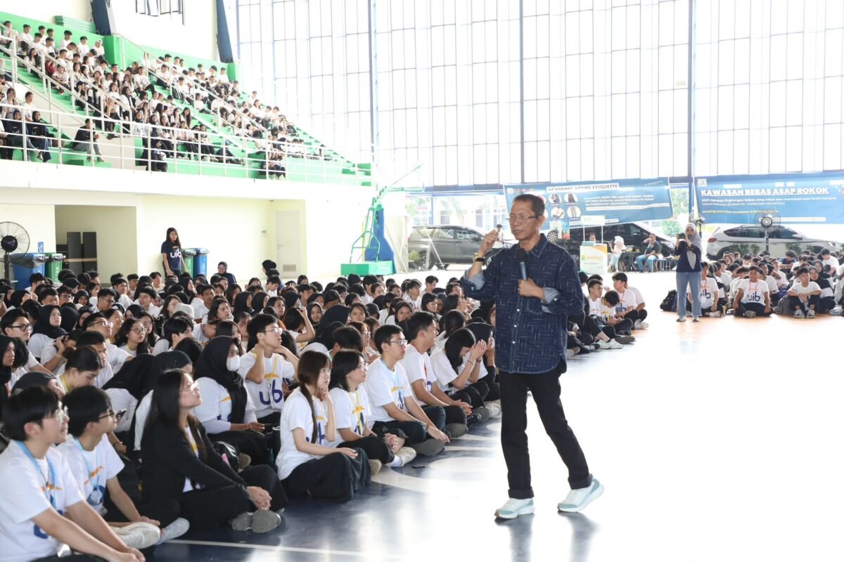 Sejumlah mahasiswa baru UIB berswafoto bersama Wali Kota Batam, Amsakar Achmad, saat PKKMB di Sport Hall UIB, Sabtu (22/8/2026). Foto: Humas Diskominfo Batam