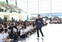 Sejumlah mahasiswa baru UIB berswafoto bersama Wali Kota Batam, Amsakar Achmad, saat PKKMB di Sport Hall UIB, Sabtu (22/8/2026). Foto: Humas Diskominfo Batam