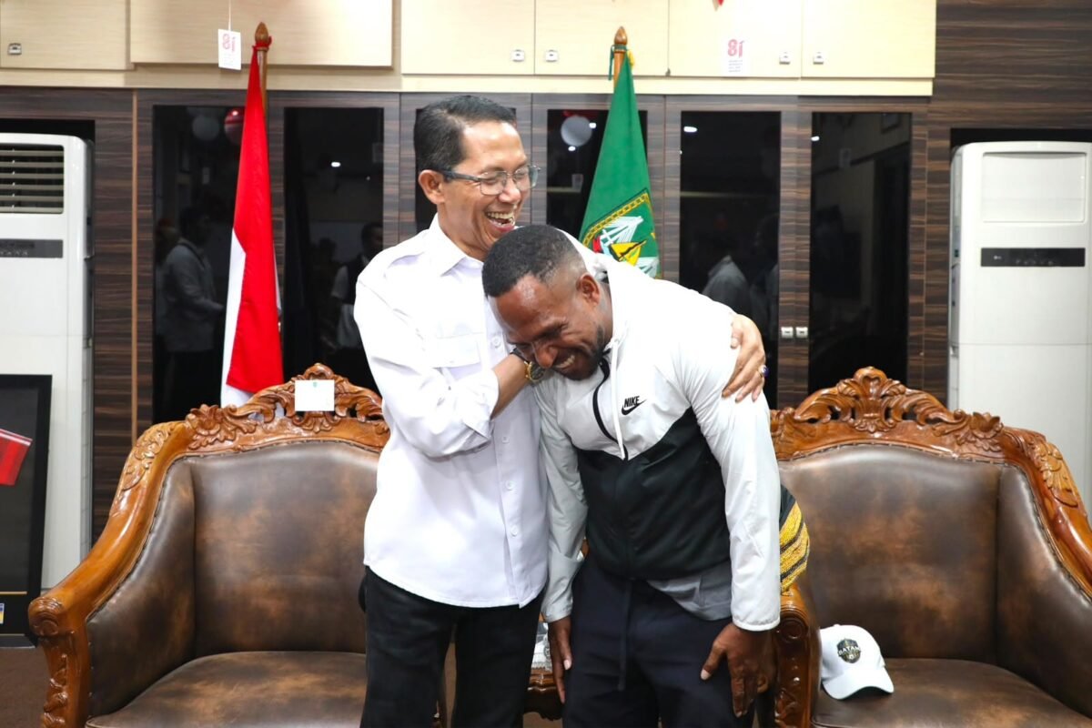 Wali Kota Batam Amsakar Achmad saat menerima sejumlah legenda Timnas Indonesia di Kantor Wali Kota Batam, Senin (24/8/2026). Foto: Hunas Diskominfo Batam