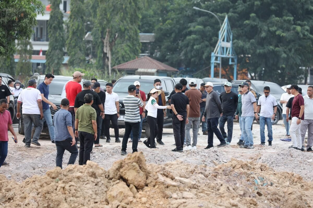 Wakil Wali Kota Batam, Li Claudia Chandra, meninjau sejumlah titik pembangunan drainase di Sei Beduk, Selasa (25/8/2026). Foto: Humas Diskominfo Batam