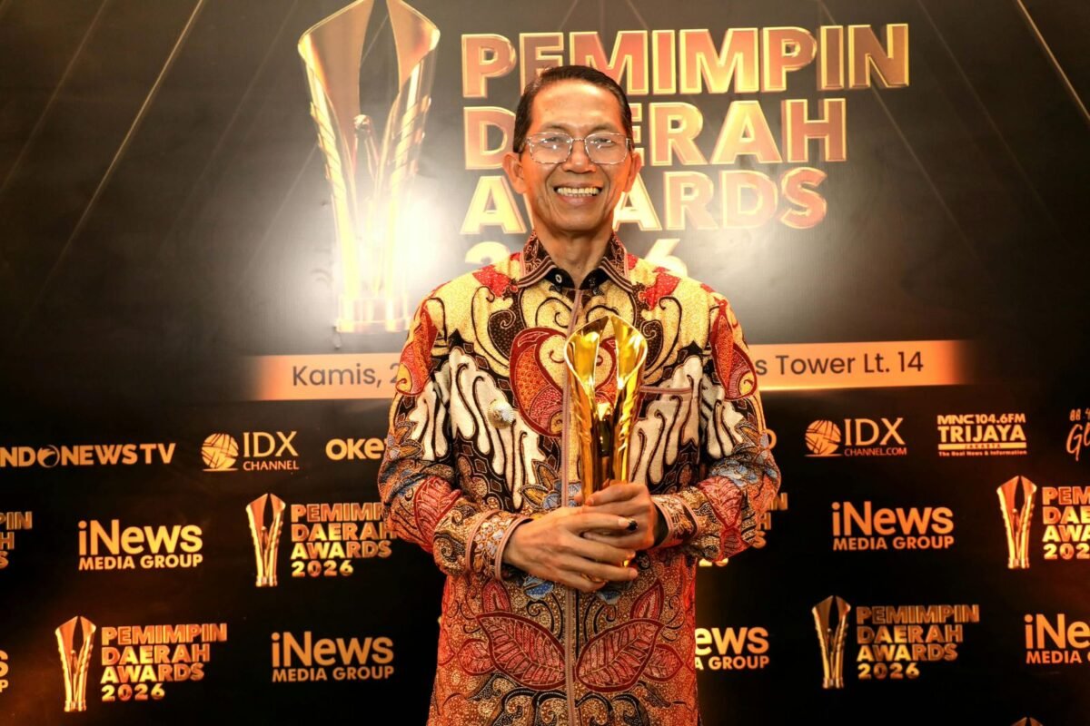 Kepala Badan Komunikasi Pemerintah RI, Muhammad Qodari, menyerahkan penghargaan Pemimpin Daerah Awards 2026 kepada Wali Kota Batam, Amsakar Achmad, di JCH Gedung iNews Tower, Jakarta, Kamis (27/8/2026). Foto: Humas Diskominfo Batam