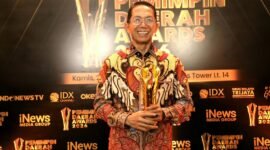 Kepala Badan Komunikasi Pemerintah RI, Muhammad Qodari, menyerahkan penghargaan Pemimpin Daerah Awards 2026 kepada Wali Kota Batam, Amsakar Achmad, di JCH Gedung iNews Tower, Jakarta, Kamis (27/8/2026). Foto: Humas Diskominfo Batam
